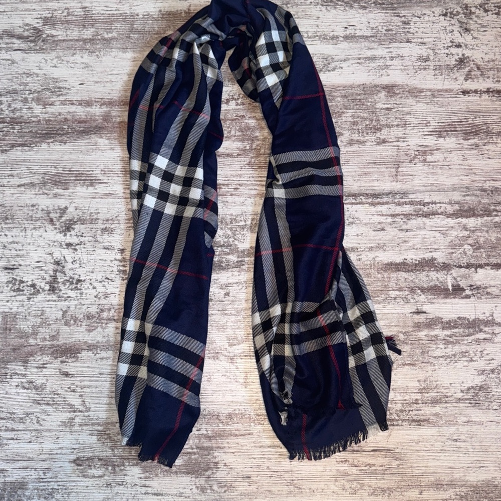 Burberry‎ Blue and White Plaid Scarf with Fringe - Picture 4 of 5